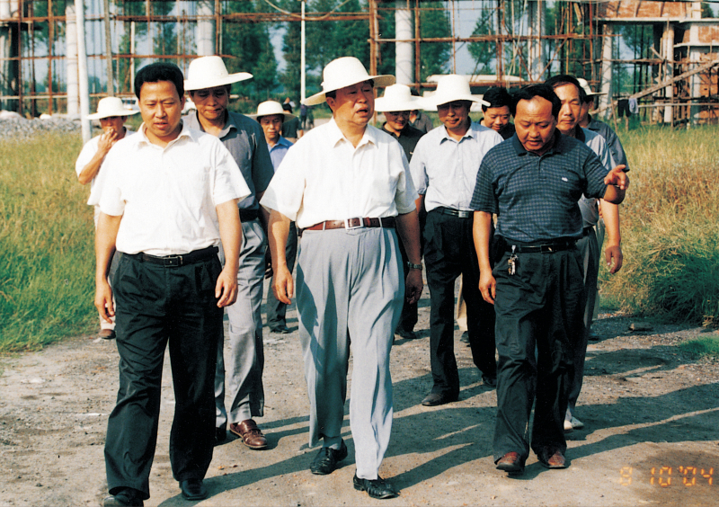 2004年8月10日，省政協(xié)主席王生鐵在市委書(shū)記劉雪榮的陪同下視察聚丙烯工程建設(shè)