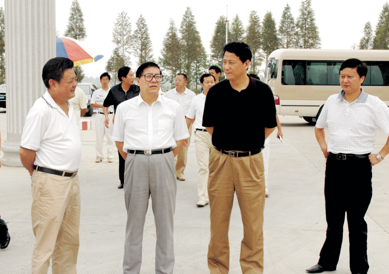  2006年9月1日，湖北省委常委、統(tǒng)戰(zhàn)部部長蘇曉云蒞臨我公司考察，張嗣義書記陪同