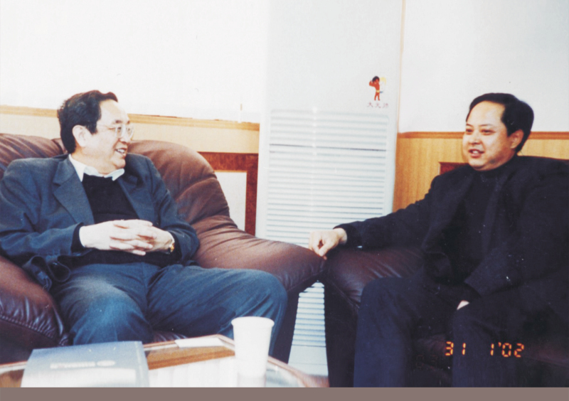 2002年1月31日，中央政治局委員、湖北省委書(shū)記俞正聲在省委辦公室親切接見(jiàn)舒心先生 