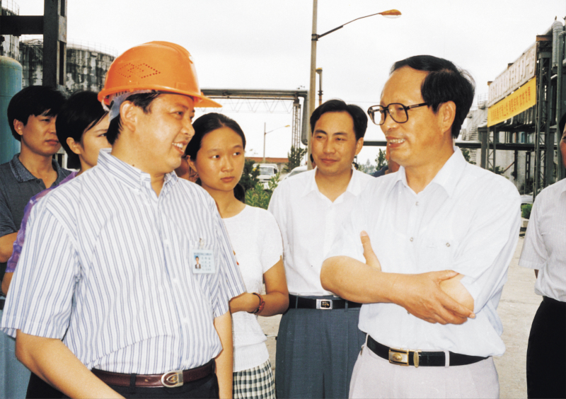 1998年8月1日，湖北省委書(shū)記賈志杰在舒心先生的陪同下，對(duì)我公司進(jìn)行了視察